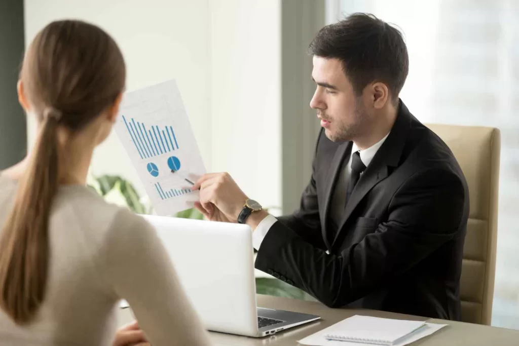 jefe hablando perspectivas financieras empresa 11zon