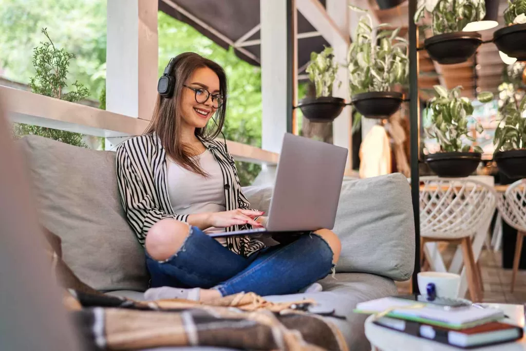 muchacha hermosa estudiante que aprende casa ordenador portatil 11zon